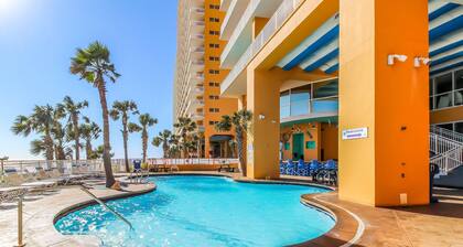 Charming corner studio with beach view, WiFi, central AC, & pool/hot tub