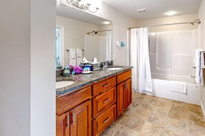 Shower, hair dryer, towels - Dog-friendly beach house with balcony, fenced yard, & AC - walk to beach (Panama City Beach)