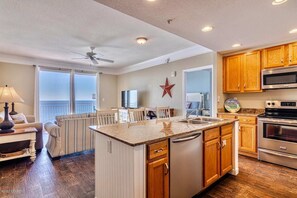 Interior - Gulf-front condo with pier views, balcony, heated pool, gym & AC (Panama City Beach)