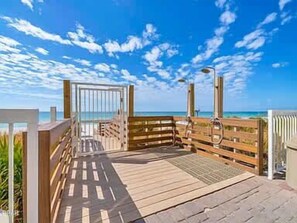 Terrace/patio - Beautiful beachfront condo with shared pool and beach access (Panama City Beach)