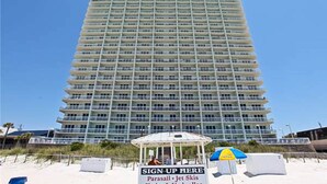 Un hotel di grandi dimensioni con un'area di registrazione per un beach club.