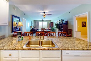 Dining - 14th-Floor Gulf front condo with beach views, hot tub/pools/gym (Panama City Beach)