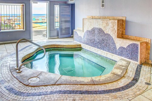 Beachfront Condo, gorgeous views, shared pool, hot tub, and beach access