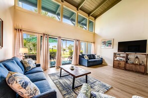 TV - Convenient condo with WiFi, W/D, shared pool, tennis, & bocce, and more (Panama City Beach)