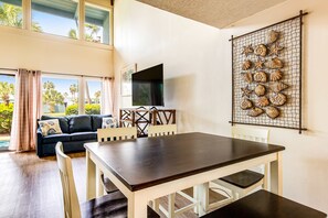 Dining - Convenient condo with WiFi, W/D, shared pool, tennis, & bocce, and more (Panama City Beach)