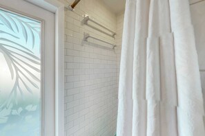 Shower, hair dryer, towels - Home with pool, central AC, & washer/dryer - walk minutes to beach (Panama City Beach)