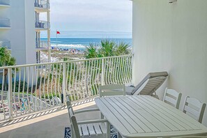 Outdoor dining - Beautifully decorated oceanfront condo with resort pool, & huge walk-in showers (Santa Rosa Beach)