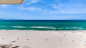 Ein Strand mit klarem, blauem Wasser und sandigem Ufer.