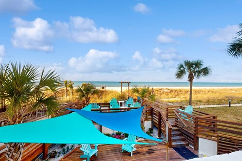 Beachfront studio with pool, 7th-floor views & fast WiFi