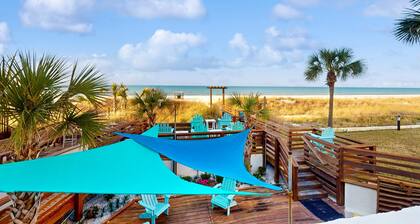 Beachfront studio with pool, 7th-floor views & fast WiFi