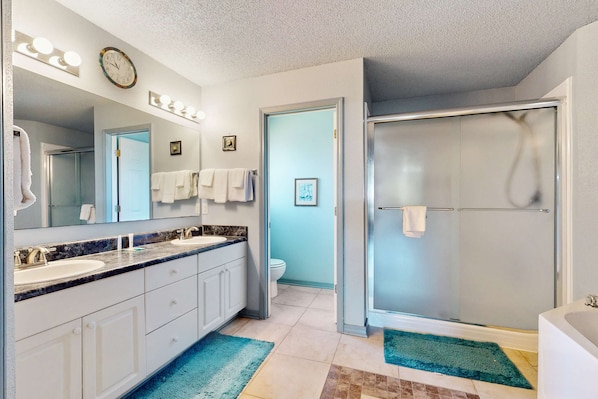 Shower, towels - Gorgeous pet friendly coastal home with plenty of space and easy beach access (Pensacola)