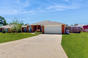 Exterior - Gorgeous pet friendly coastal home with plenty of space and easy beach access (Pensacola)