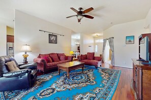 TV, offices - Gorgeous pet friendly coastal home with plenty of space and easy beach access (Pensacola)