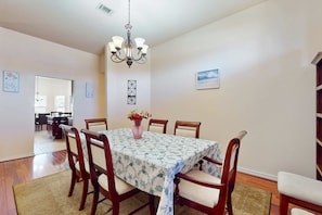 Dining - Gorgeous pet friendly coastal home with plenty of space and easy beach access (Pensacola)