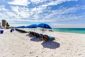 Beach nearby - Quaint ocean view with full kitchen, pool, washer/dryer, fitness room, & TV (Panama City Beach)