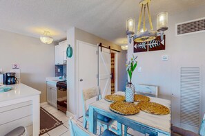 Dining - Quaint ocean view with full kitchen, pool, washer/dryer, fitness room, & TV (Panama City Beach)