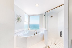Shower, towels - Newly renovated, Gulf-Front Condo with Beach Access, Shared Pools, Hot Tub, Free WiFi (Perdido Key)