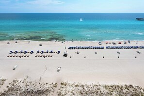 On the beach - Cozy corner condo with beach views, pool & gym (Panama City Beach)