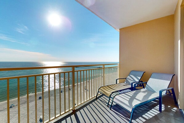 Property grounds - Cozy corner condo with beach views, pool & gym (Panama City Beach)
