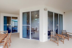 Outdoor dining - Bright Gulf-view condo with balcony, pool, seasonal beach service & pickleball (Santa Rosa Beach)