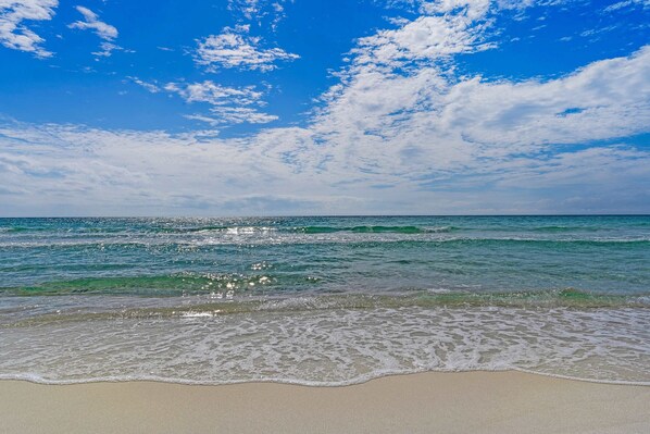 Beach nearby - Bright Gulf-view condo with balcony, pool, seasonal beach service & pickleball (Santa Rosa Beach)