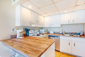Fridge, microwave, oven, stovetop - Incredible beachfront getaway with views, pools, & tennis - Snowbirds welcome (Panama City Beach)