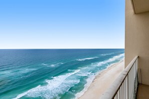 Un balcon avec vue sur l’océan et la plage.