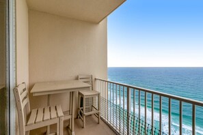 Outdoor dining - Picturesque gulf-front views & on-site pools, hot tubs, and beach service (Panama City Beach)