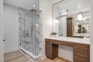 Dusche, Haartrockner, Handtücher