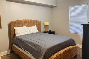 2 bedrooms, WiFi, bed sheets - Cozy beachfront condo with private balcony, shared pool & beach access (Panama City Beach)