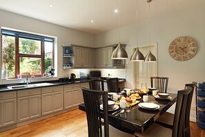 Dining - Ever popular 2 bedroom riverside home - to sleep 4 - Pass the Keys (Shrewsbury)