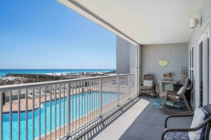 Property grounds - Spacious condo in with free WiFi, pool access, central AC, and washer&dryer (Fort Walton Beach)