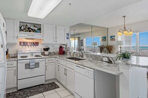 Fridge, microwave, oven, stovetop - Spacious condo in with free WiFi, pool access, central AC, and washer&dryer (Fort Walton Beach)