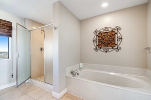 Shower, hair dryer, towels - Luxurious beachfront condo with ocean views, Pool & Hot tub (Panama City Beach)