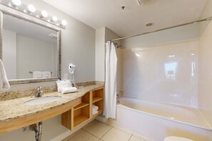 Shower, hair dryer, towels - Beachfront condo with pool, lazy river, splash pad & hot tub (Panama City Beach)