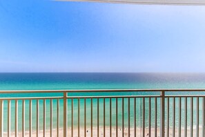 Un balcone con vista sulla spiaggia e sull'oceano.