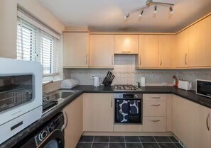 Fridge, microwave, oven, toaster - Cosy retreat with outdoor seating - Pass the Keys (Reading)