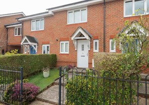 Exterior - Cosy retreat with outdoor seating - Pass the Keys (Reading)