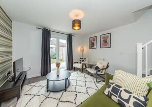 TV, fireplace - Cosy retreat with outdoor seating - Pass the Keys (Reading)