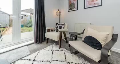 Cosy retreat with outdoor seating - Pass the Keys