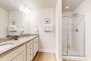 Shower, towels - Spacious townhouse w/ shared pool, high-speed WiFi, washer/dryer, & central AC (Panama City Beach)