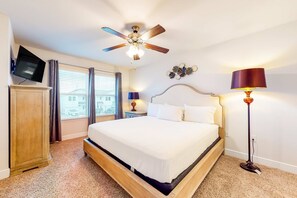 3 bedrooms, desk, iron/ironing board, WiFi - Spacious townhouse w/ shared pool, high-speed WiFi, washer/dryer, & central AC (Panama City Beach)