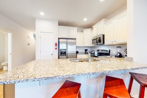 Fridge, microwave, oven, stovetop - Spacious townhouse w/ shared pool, high-speed WiFi, washer/dryer, & central AC (Panama City Beach)