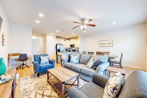 TV, offices - Spacious townhouse w/ shared pool, high-speed WiFi, washer/dryer, & central AC (Panama City Beach)