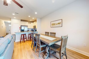 Dining - Spacious townhouse w/ shared pool, high-speed WiFi, washer/dryer, & central AC (Panama City Beach)