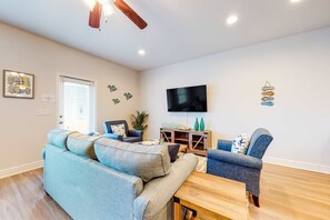 TV, offices - Spacious townhouse w/ shared pool, high-speed WiFi, washer/dryer, & central AC (Panama City Beach)