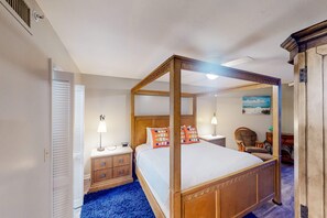 2 bedrooms, WiFi, bed sheets - Gulf-front condo with pools, hot tub, tennis & pickleball - steps to the beach (Panama City Beach)