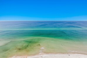 On the beach - 18th-Floor oceanfront condo with WiFi, W/D, central AC, pools/hot tub (Panama City Beach)