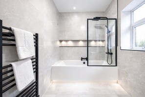 Hair dryer, towels - 2 Bed Flat, Newcastle, 5 min to City, Free parking - Pass the Keys (Newcastle)