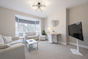 TV - 2 Bed Flat, Newcastle, 5 min to City, Free parking - Pass the Keys (Newcastle)